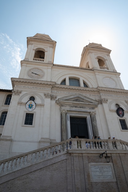 Rzym, Włochy - 21 czerwca 2018: Panoramiczny widok na zewnątrz kościoła Santissima Trinití dei Monti jest tytularnym kościołem rzymskokatolickim późnego renesansu w Rzymie