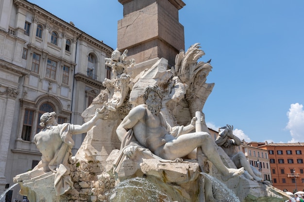 Rzym, Włochy - 21 czerwca 2018: Widok zbliżenie Fontana dei Quattro Fiumi (Fontanna Czterech Rzek) jest fontanna na Piazza Navona w Rzymie. Został zaprojektowany w 1651 roku przez Gian Lorenzo Bernini