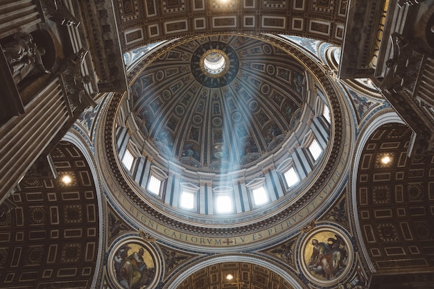 Rzym, Włochy - 22 czerwca 2018: Panoramiczny widok wnętrza Bazyliki Papieskiej Świętego Piotra (Bazylika Świętego Piotra). Jest to włoski renesansowy kościół w Watykanie, enklawa papieska w Rzymie