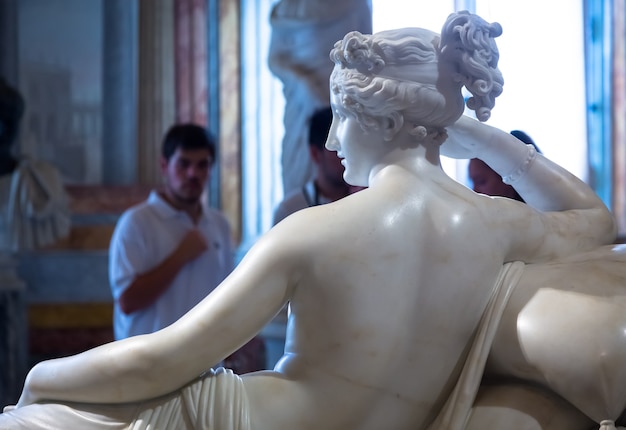 Rzym, Włochy - 24 sierpnia 2018: detal Antonio Canova's Statua Pauline Bonaparte, jego arcydzieło znajduje się w Villa Borghese