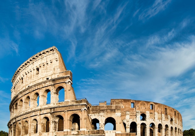 Rzym, Włochy. Arches archictecture na zewnątrz Koloseum (Colosseo) z niebieskim tle nieba i chmur.
