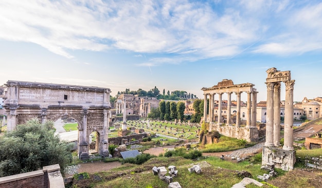RZYM, WŁOCHY - OKOŁO SIERPIEŃ 2020: światło wschodu słońca z niebieskim niebem na rzymskiej starożytnej architekturze.