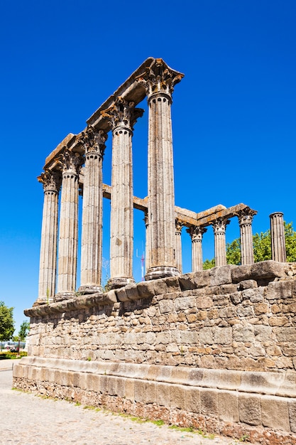 Rzymska świątynia Evora (Templo romano de Evora), zwana także Templo de Diana to starożytna świątynia w portugalskim mieście Evora