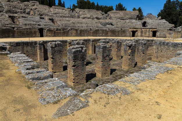 Zdjęcie rzymski amfiteatr italica. santiponce. hiszpania.