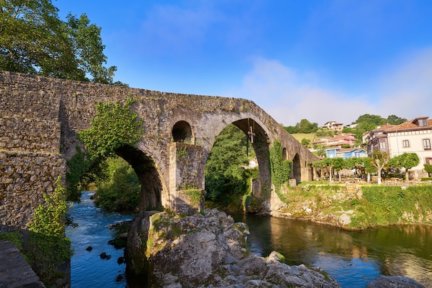 Rzymski most Cangas de Onis w Asturii w Hiszpanii