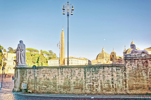 Rzymskie mury na Piazza del Popolo w Rzymie we Włoszech. Specjalnie stonowany w stylu vintage