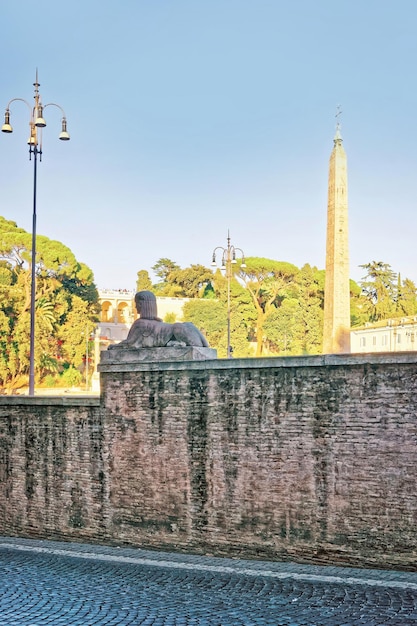 Rzymskie mury Piazza del Popolo w Rzymie we Włoszech. Specjalnie stonowany w stylu vintage