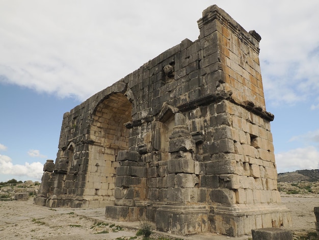Rzymskie ruiny Volubilis w Maroku - najlepiej zachowane rzymskie ruiny położone między cesarskimi miastami Fez i Meknes