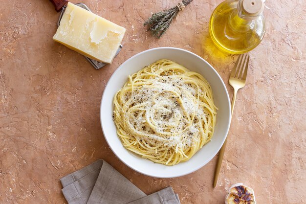 Zdjęcie rzymskie spaghetti z czarnym pieprzem i serem cacio e pepe recepty