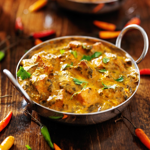 Zdjęcie saag paneer curry danie tradycyjne indyjskie jedzenie