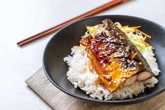 saba z grilla z sosem teriyaki na miseczce ryżowej