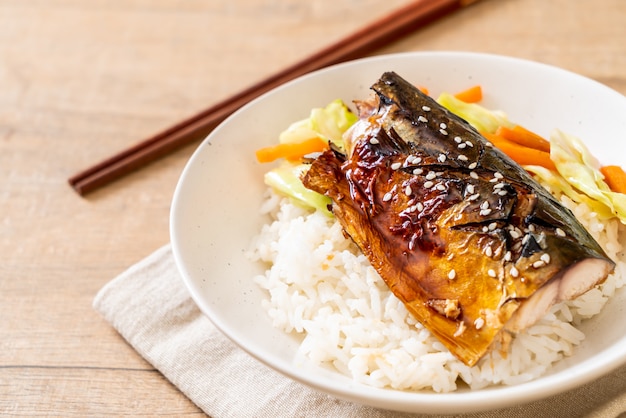 saba z grilla z sosem teriyaki na miseczce ryżowej