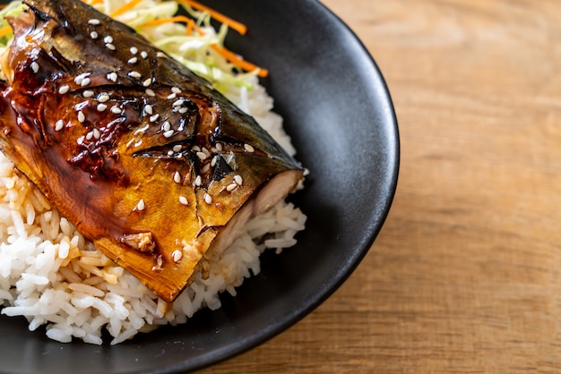 Zdjęcie saba z grilla z sosem teriyaki na miseczce ryżowej