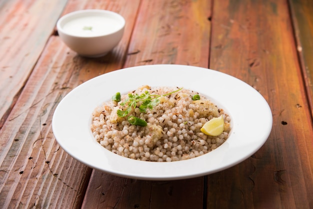 Sabudana Khichadi - Autentyczne danie z Maharashtry wykonane z nasion sago, podawane z twarogiem