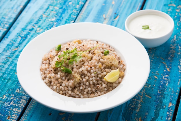 Sabudana Khichadi - Autentyczne danie z Maharashtry wykonane z nasion sago, podawane z twarogiem