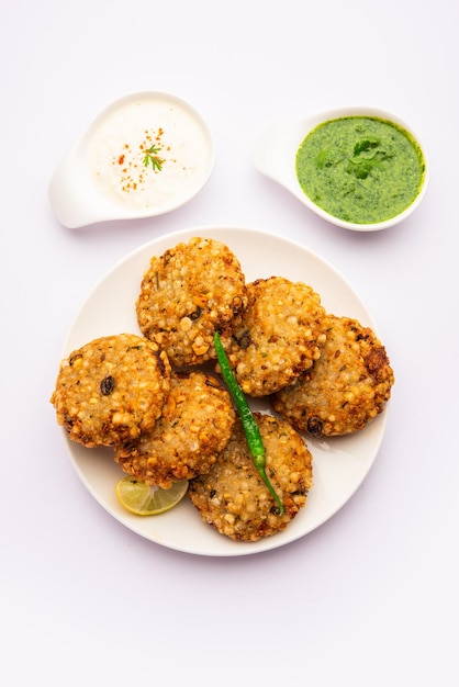 sabudana wada lub shabudana vada zwana w Indiach wykonana z sago i podawana z chutney