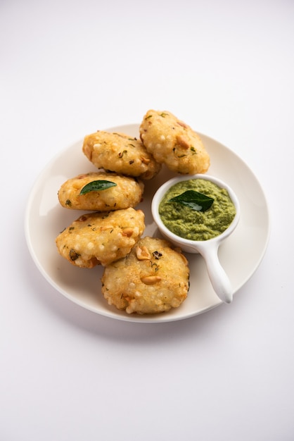 Sabudana wada orÃ‚Ã‚Â vada znana również jako Sago Fritters w Indiach podawana z chutneyem kokosowym, Jedzenie na czczo