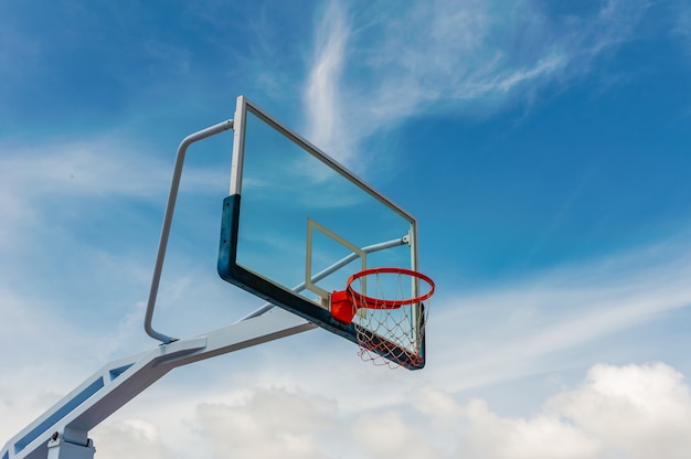 Sąd Baskesball z błękitne niebo i chmury