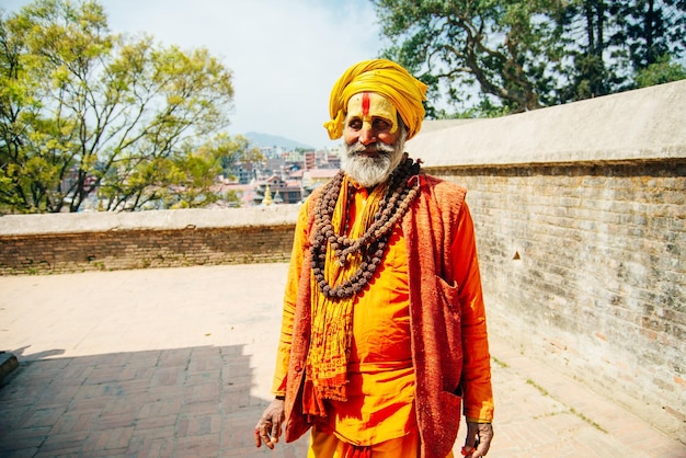 Sadhu mężczyzna z tradycyjnie pomalowaną twarzą w świątyni Pashupatinath w Katmandu Nepal sierpień 2019