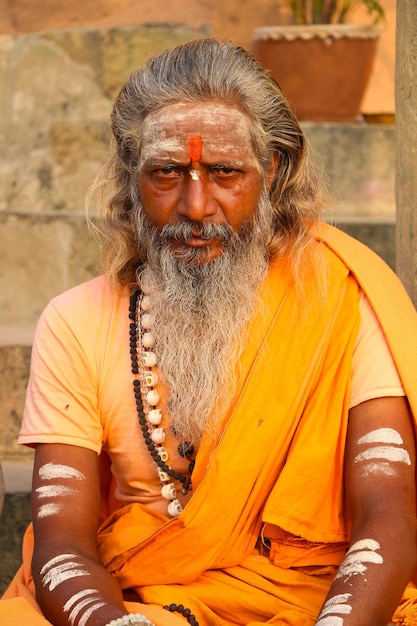 Zdjęcie sadhu w varanasi ghat uttar pradesh w indiach