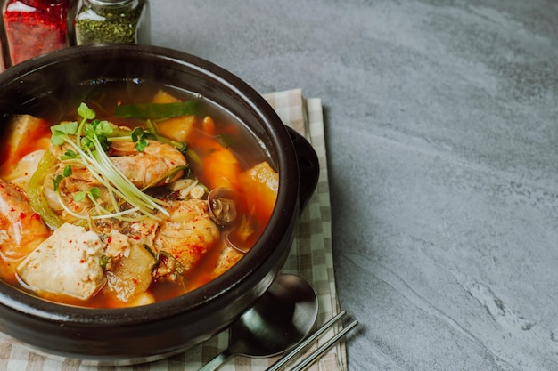 새우가 들어간 맛있는 한국 음식 생태탕 요리