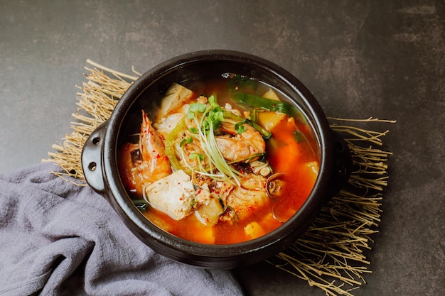 새우가 들어간 맛있는 한국 음식 생태탕 요리