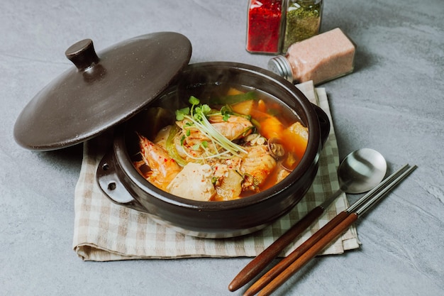 새우가 들어간 맛있는 한국 음식 생태탕 요리