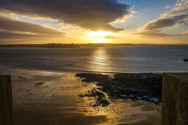 Saint-Malo naturalny krajobraz o zachodzie słońca