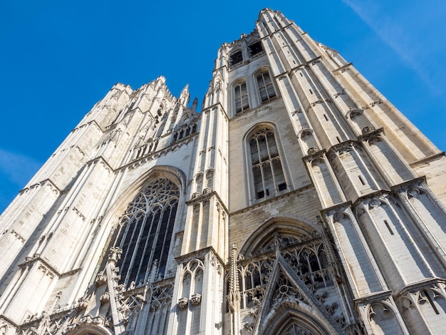 Saint Michael i Saint Gudule Cathedral w Brukseli, Belgia pod zachmurzonym błękitnym niebem