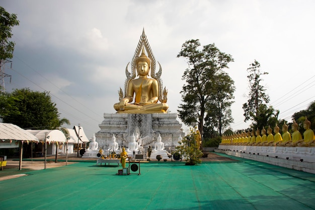 SAKON NAKHON TAJLANDIA 2 PAŹDZIERNIKA Posąg Buddy świątyni Wat Phrabuddhabat Nam Thip dla Tajów podróżujący podróżujący wizyta z szacunkiem modlący się na Phu Phan 2 października 2019 r. w Sakon Nakhon Tajlandia