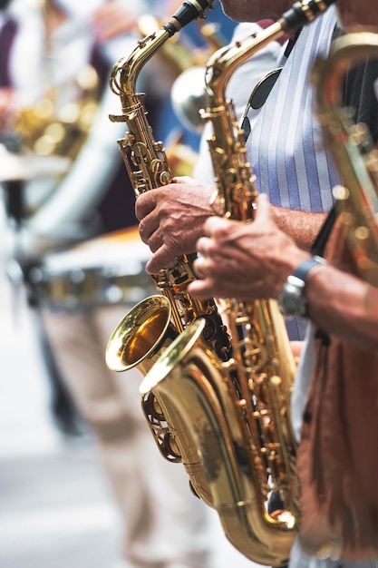 Saksofony grające na ulicy w bałkańskim zespole muzycznym na ulicy