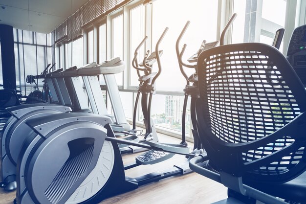 Sala fitness z rowerami sportowymi