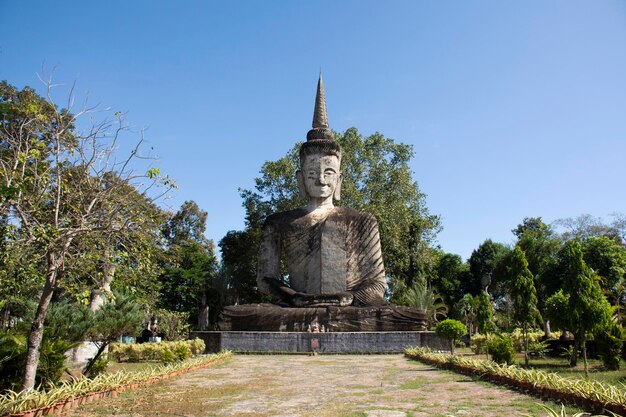 Sala Kaew Ku lub Sala Keoku fantastyczny betonowy park rzeźb dziwaczny lub po prostu dziwaczny inspirowany buddyzmem dla Tajów odwiedzają podróże i szanują modląc się w mieście Nongkhai w Nong Khai Tajlandia