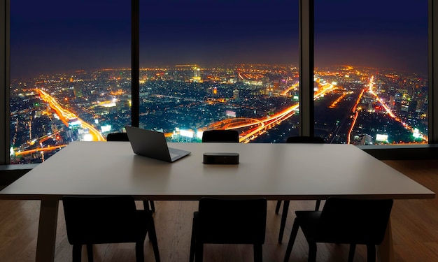 Sala konferencyjna i miejsce pracy z laptopem Wygodny stół do pracy w oknach biurowych