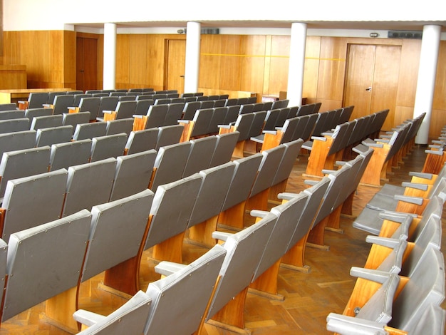 Sala konferencyjna z ciemnymi krzesłami