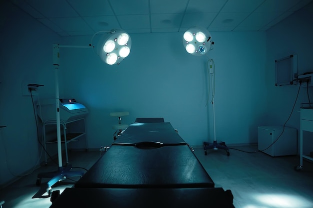 sala operacyjna w klinice/oddziale chirurgicznym ze stołem operacyjnym w nowoczesnej klinice medycznej