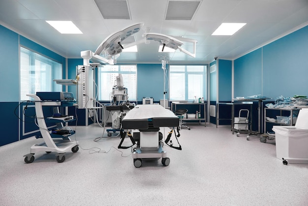 Sala operacyjna z nowoczesnym wyposażeniem przestronna, jasna sala operacyjna gotowa do operacji jednostka operacyjna