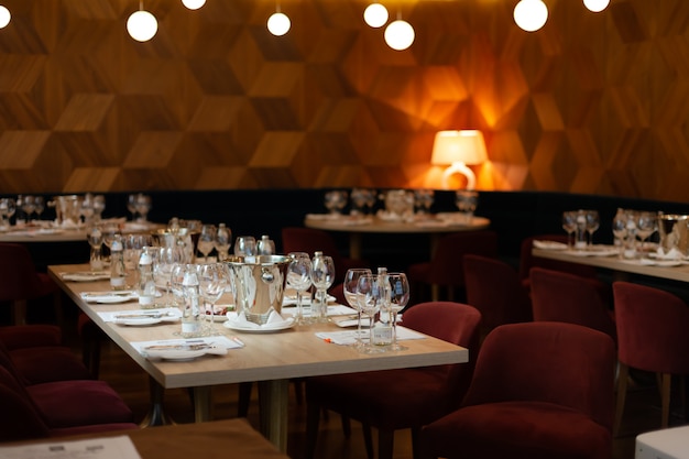 Sala w restauracji ze stolikami przygotowanymi do degustacji wina