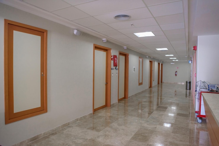 Zdjęcie sala w szpitalnych ścianach i brązowe drzwi