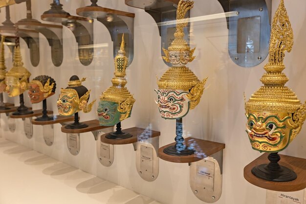 Sala wystawowa z tradycyjnymi maskami tajlandzkimi w Muzeum Sztuki Współczesnej MOCA w Bangkoku w Tajlandii