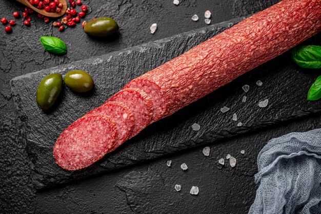 Salami Suszona ekologiczna kiełbasa salami lub hiszpańska chorizo