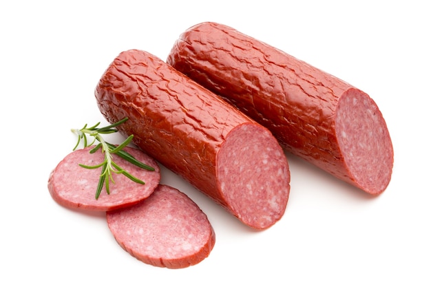 Salami wędzona kiełbasa, liście bazylii na białym tle wycinanka.