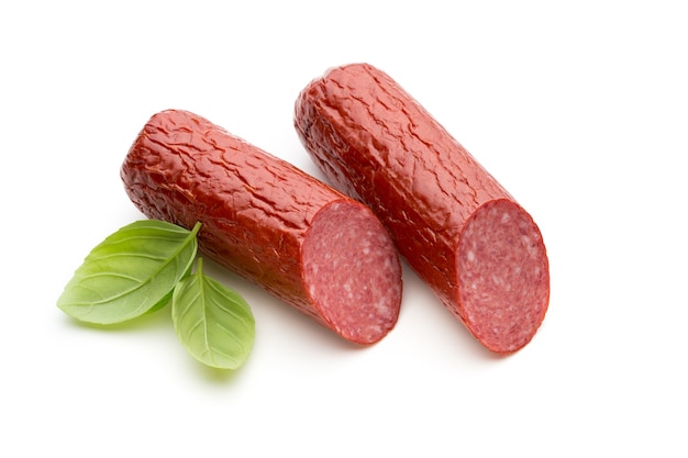 Salami Wędzona Kiełbasa, Liście Bazylii Na Białym Tle Wycinanka.