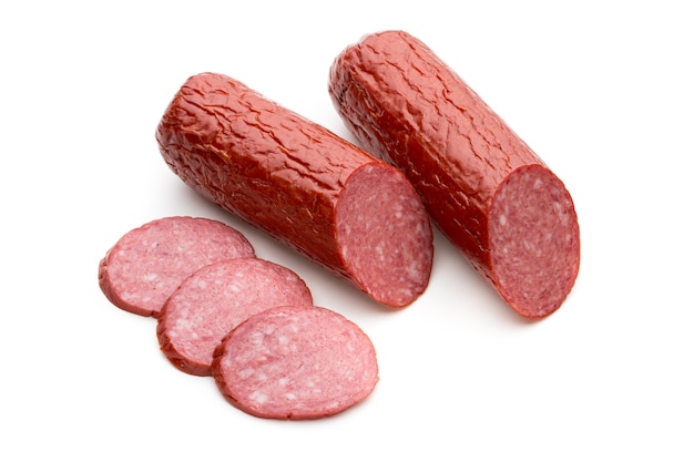 Salami wędzona kiełbasa, liście bazylii na białym tle wyłącznik.