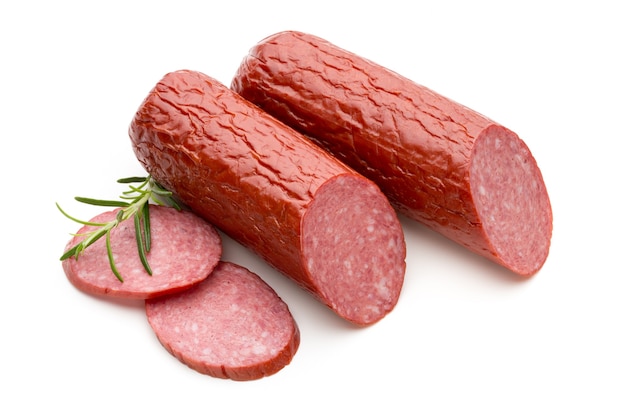 Salami wędzona kiełbasa, liście bazylii na białym tle.