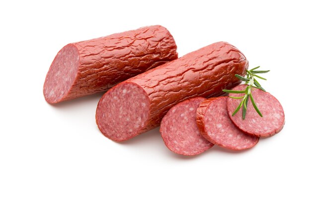 Salami wędzona kiełbasa, liście bazylii na białym tle.