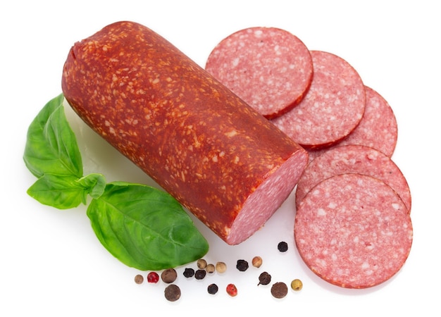 Salami wędzona kiełbasa na białym tle