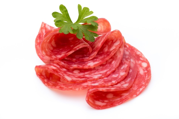 Salami wędzone plastry kiełbasy na białym tle