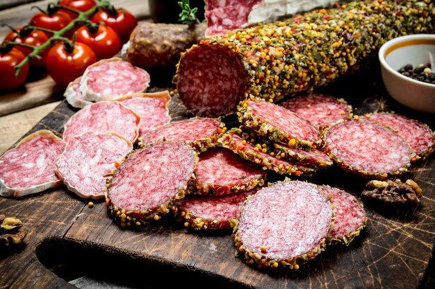 Salami z pomidorami i przyprawami