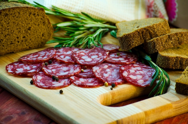 Salami Z Wędzoną Kiełbasą Ze Smalcem I Chlebem Z Bliska